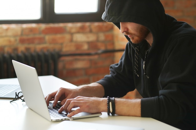 Hombre hacker en laptop