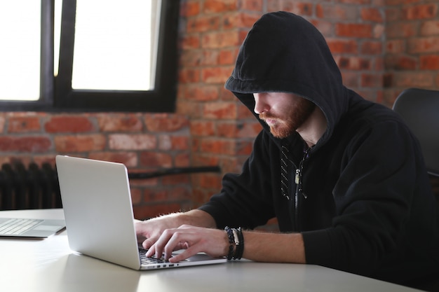 Foto gratuita hombre hacker en laptop