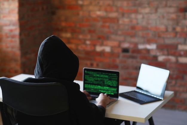 Hombre hacker en laptop