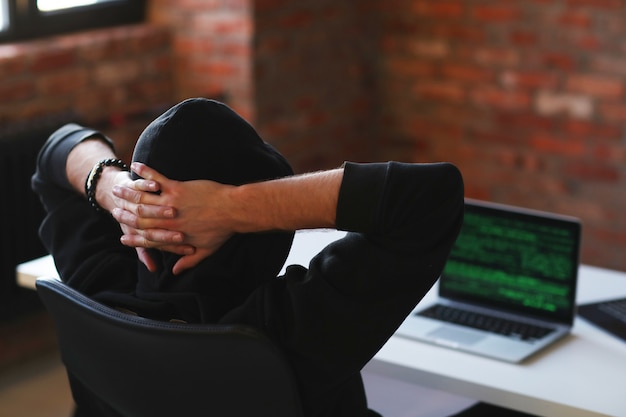 Hombre hacker en laptop