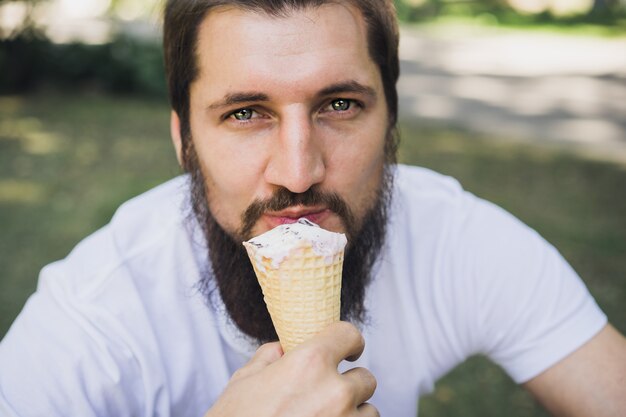 Hombre con helado en un cuerno de galleta