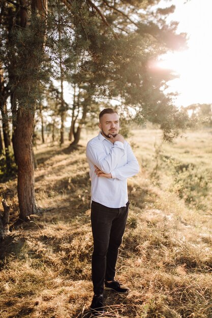 Hombre hermoso en el bosque