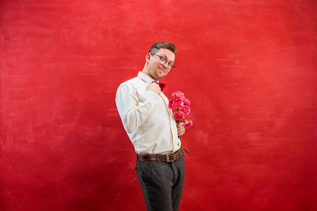 Hombre hermoso joven con flores