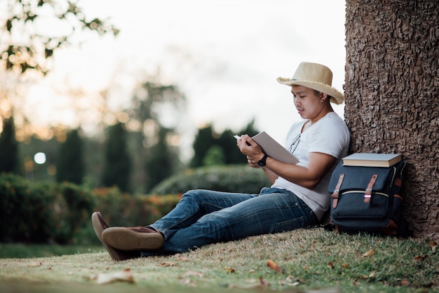 Hombre hermoso joven que se relaja en hierba verde