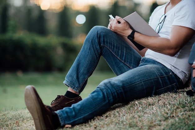 Hombre hermoso joven que se relaja en hierba verde