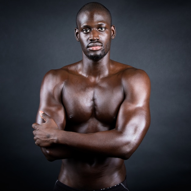 Hombre hermoso y muscular en fondo oscuro.