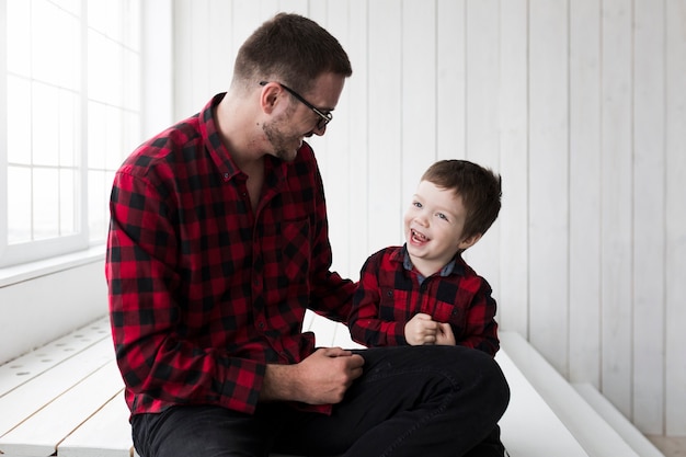 Foto gratuita hombre con hijo en el día del padre