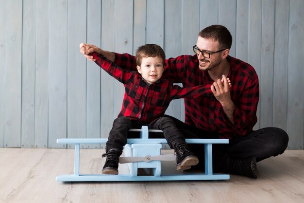 Foto gratuita hombre con hijo en el día del padre