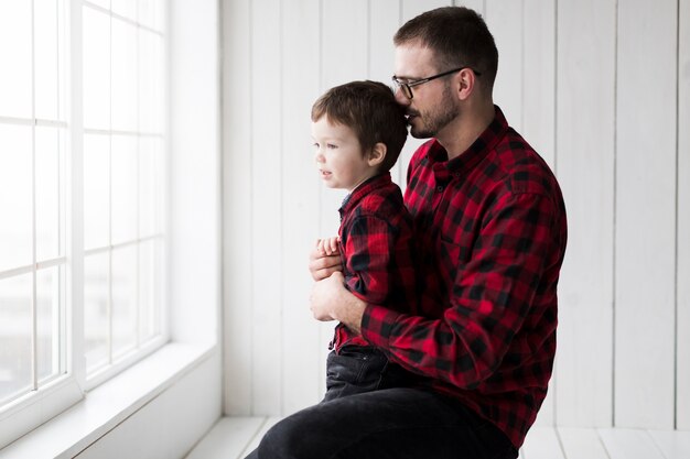 Hombre con hijo en el día del padre