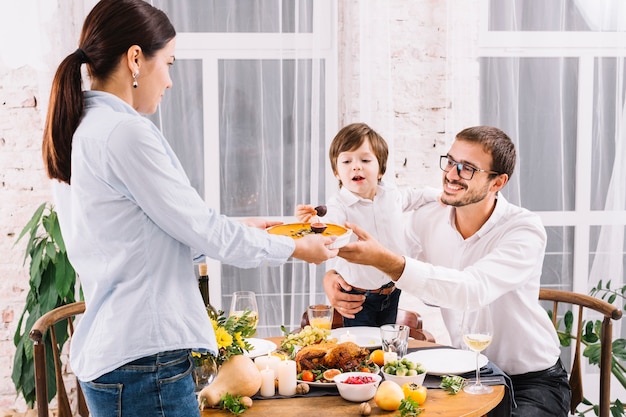 Hombre con hijo tomando pastel de calabaza