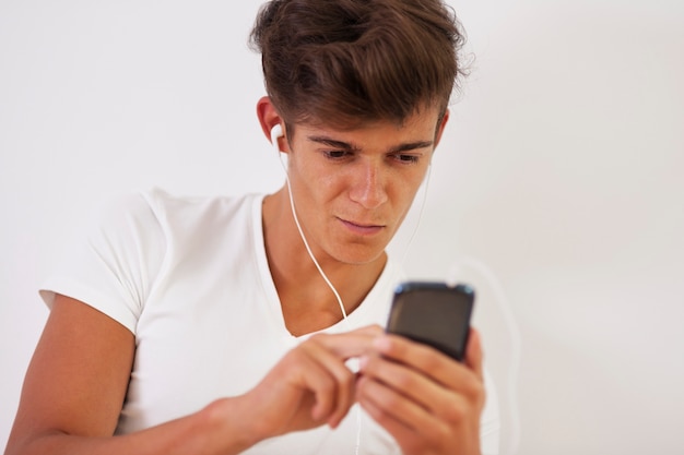 Hombre hipster escuchando música