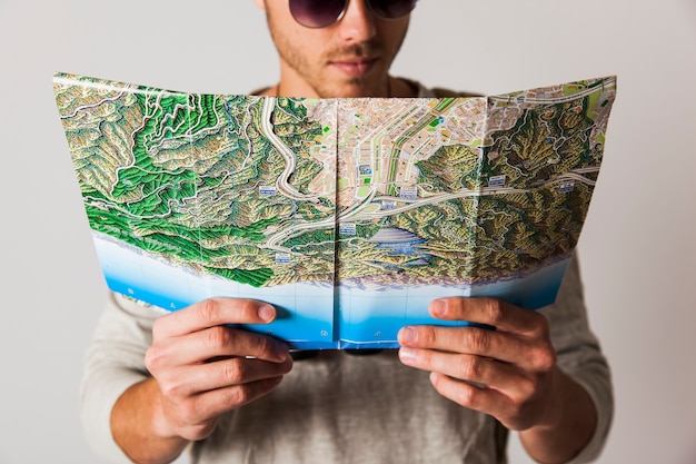 Hombre hipster con mapa de ciudad
