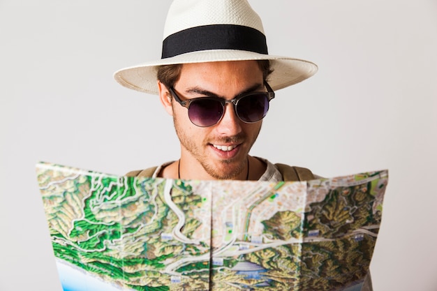 Foto gratuita hombre hipster mirando a mapa de ciudad