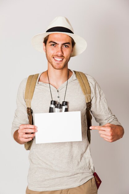 Hombre hipster sonriente mostrando papel
