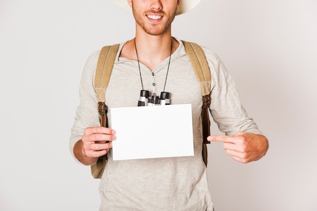 Hombre hipster sonriente con papel