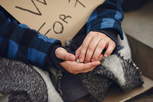 Hombre sin hogar en una ciudad durty ropa otoño