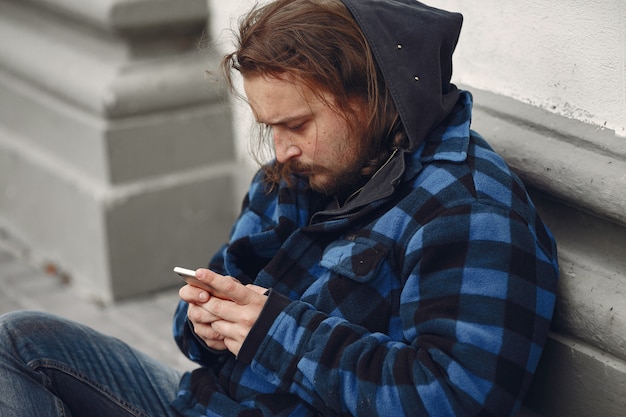 Foto gratuita hombre sin hogar en una ciudad durty ropa otoño