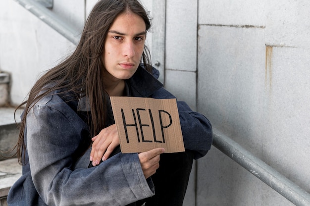 Foto gratuita hombre sin hogar pidiendo ayuda