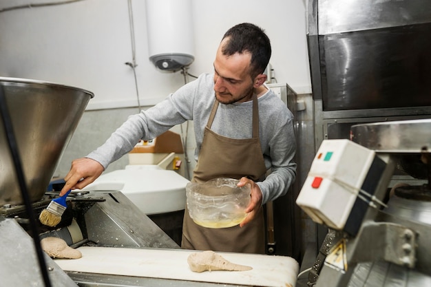 Hombre horneando un pan fresco