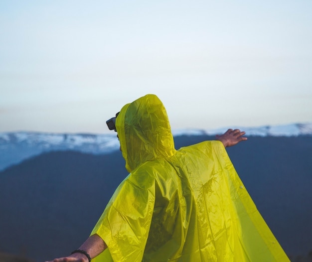 Hombre en un impermeable