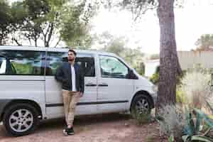 Foto gratuita hombre inclinado frente a coche