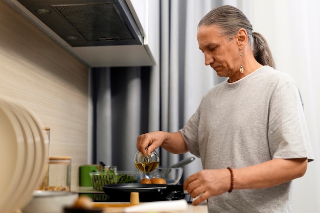 Foto gratuita el hombre indígena integrado en la vida moderna