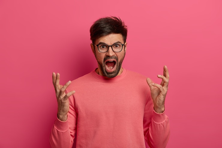 Foto gratuito el hombre indignado malhumorado gesticula enojado y grita fuerte