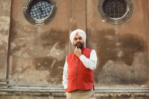 Hombre indio en una ciudad. Hombre con un turbante tradicional. Hinduista en una ciudad veraniega.