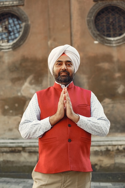 Hombre indio en una ciudad. Hombre con un turbante tradicional. Hinduista en una ciudad veraniega.