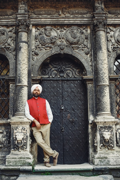 Hombre indio en una ciudad. Hombre con un turbante tradicional. Hinduista en una ciudad veraniega.