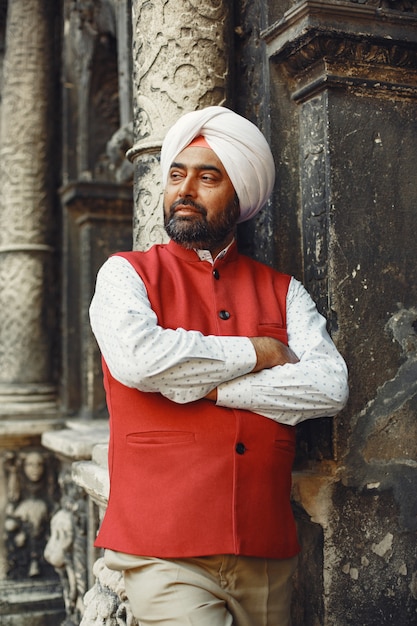 Hombre indio en una ciudad. Hombre con un turbante tradicional. Hinduista en una ciudad veraniega.