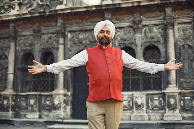 Hombre indio en una ciudad. Hombre con un turbante tradicional. Hinduista en una ciudad veraniega.