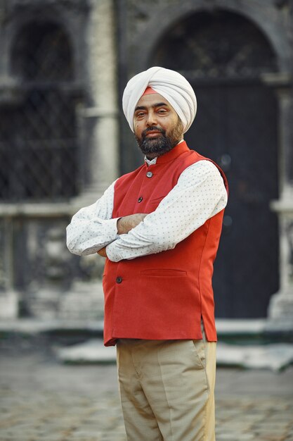 Hombre indio en una ciudad. Hombre con un turbante tradicional. Hinduista en una ciudad veraniega.