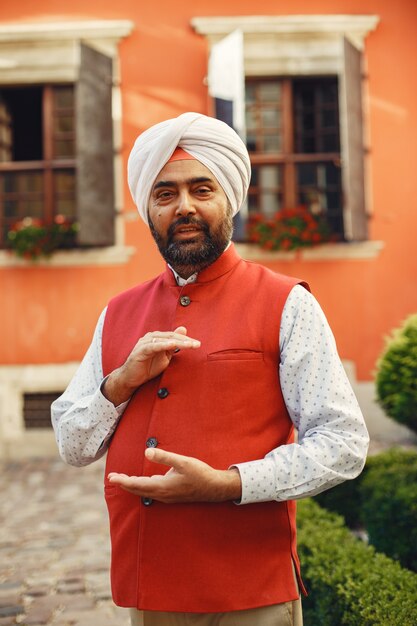 Hombre indio en una ciudad. Hombre con un turbante tradicional. Hinduista en una ciudad veraniega.