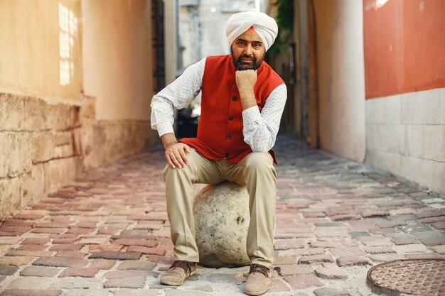 Hombre indio en una ciudad. Hombre con un turbante tradicional. Hinduista en una ciudad veraniega.