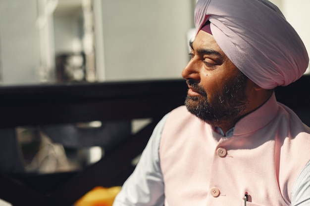 Hombre indio en una habitación. Hombre con un turbante tradicional. Hinduista en una habitación.