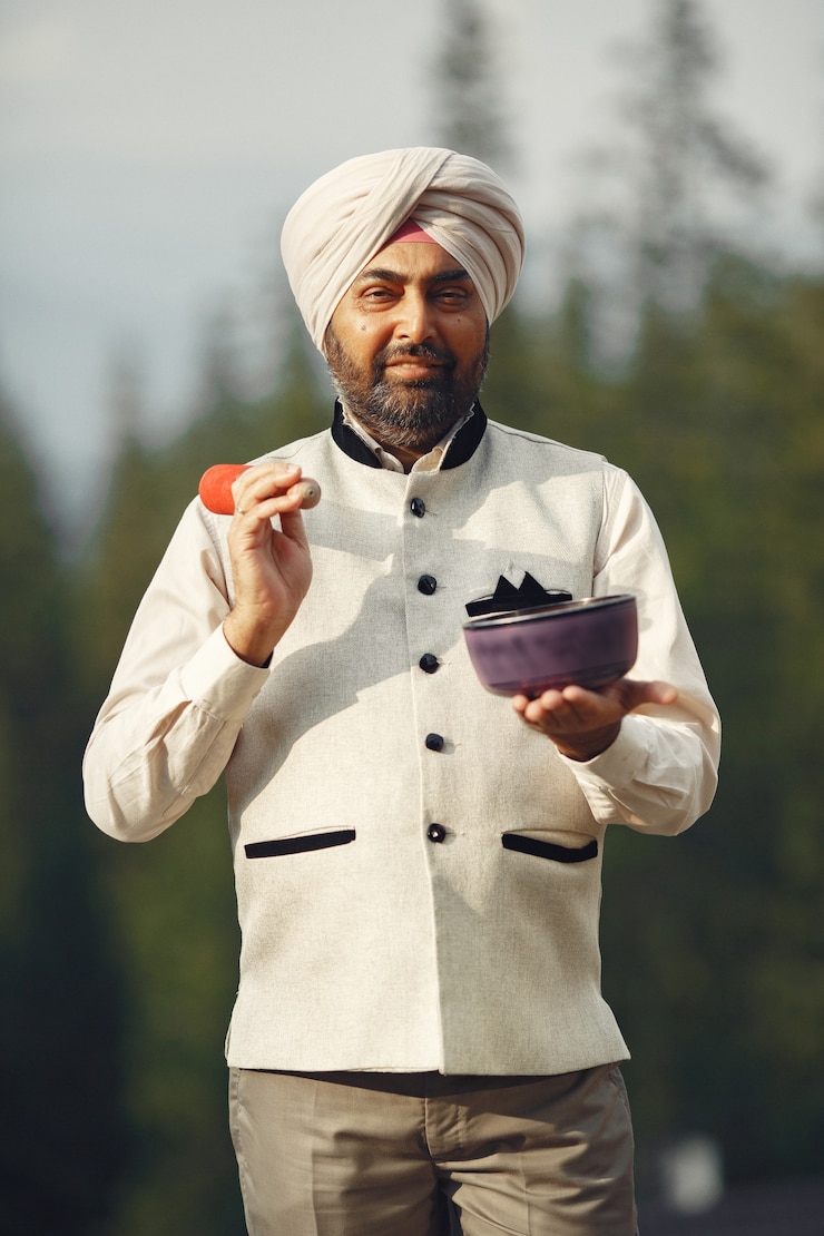 Foto gratuito hombre indio en una montaña. hombre con un turbante tradicional. hinduista con cosas especiales para rituales.