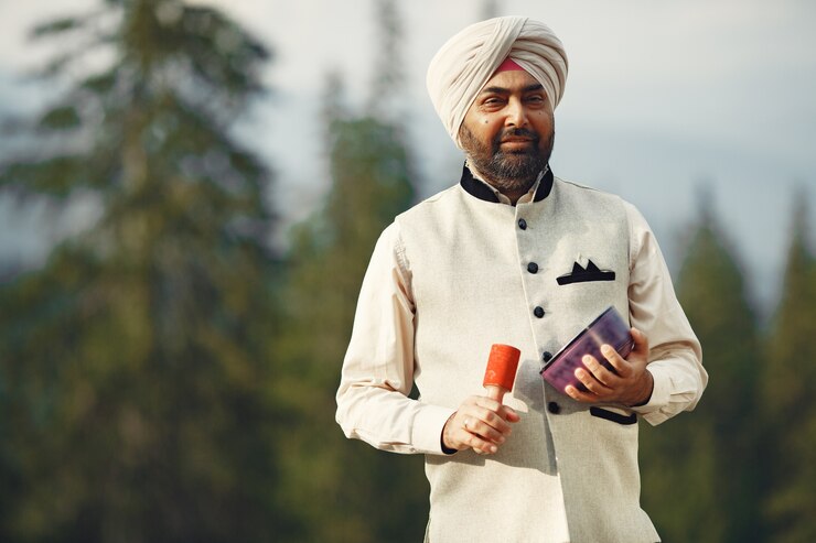 Foto gratuito hombre indio en una montaña. hombre con un turbante tradicional. hinduista con cosas especiales para rituales.
