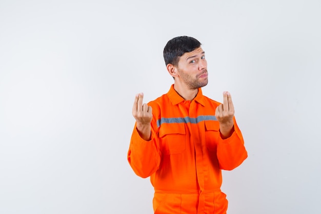 Foto gratuita hombre industrial en uniforme haciendo gesto italiano y mirando molesto, vista frontal.