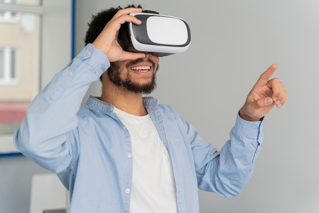 Foto gratuita hombre innovando la energía eólica en el mundo de la realidad virtual