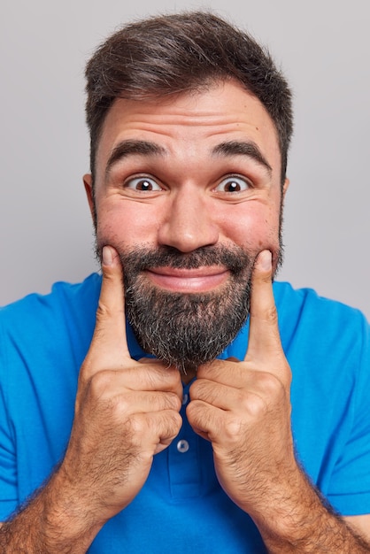 Foto gratuita el hombre intenta entretener al niño hace muecas