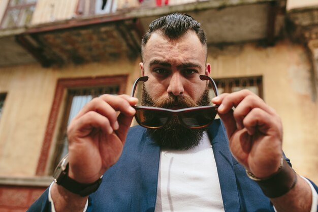 Hombre interesante con gafas de sol