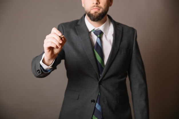 Hombre irreconocible con pluma en estudio