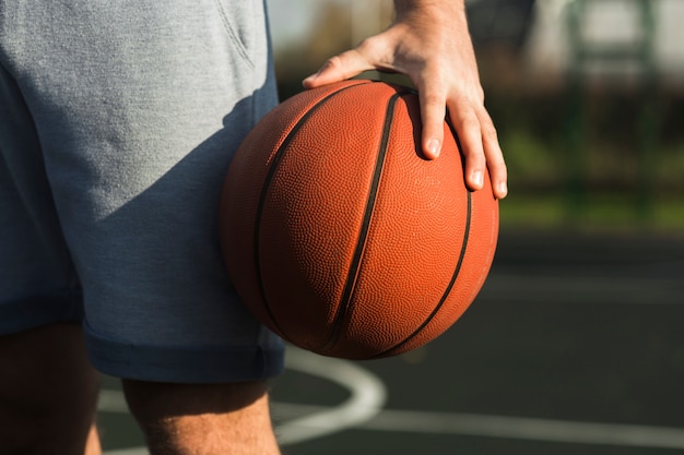 Hombre irreconocible sosteniendo baloncesto