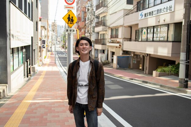 Hombre japonés caminando al aire libre