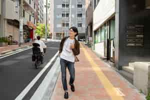 Foto gratuita hombre japonés caminando al aire libre