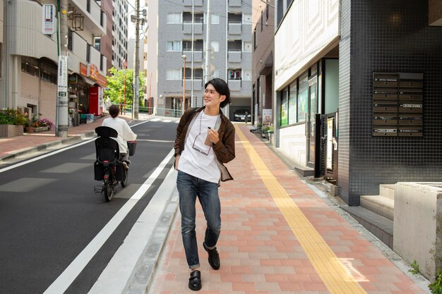 Hombre japonés caminando al aire libre