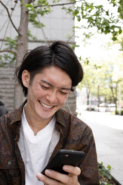 Hombre japonés pasar tiempo solo al aire libre