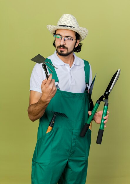 Hombre jardinero confiado en gafas ópticas con sombrero de jardinería