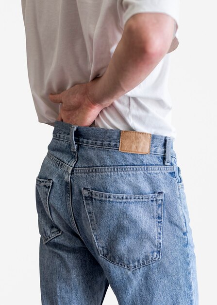 Hombre en jeans con etiqueta